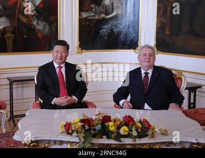 (160329) -- PRAGUE, le 29 mars 2016 -- le président chinois Xi Jinping (G) s'entretient avec le président tchèque Milos Zeman à Prague, en République tchèque, le 29 mars 2016. (mp) RÉPUBLIQUE TCHÈQUE-CHINE-XI JINPING-MILOS ZEMAN-TALKS LiuxWeibing PUBLICATIONxNOTxINxCHN Prague Mars 29 2016 le président chinois Xi Jinping l s'entretient avec le président tchèque Milos Zeman à Prague la République tchèque Mars 29 2016 MP République tchèque Chine Xi Jinping Milos Zeman Talks LiuxWeibing PUBLICATIONxNOTxINxCHN Banque D'Images