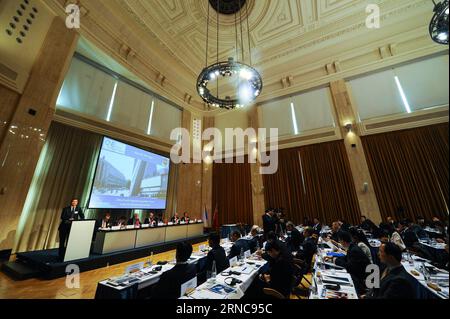 (160329) -- PRAGUE, le 29 mars 2016 -- les participants assistent au Forum de coopération financière sino-tchèque dans le cadre de l'initiative ceinture et route à Prague, République tchèque, le 29 mars 2016.) RÉPUBLIQUE TCHÈQUE-PRAGUE-CHINE-COOPÉRATION FINANCIÈRE FORUM QianxYi PUBLICATIONxNOTxINxCHN Prague Mars 29 2016 participants au Forum de coopération financière tchèque Chine dans le cadre de l'Initiative ceinture et route à Prague République tchèque Mars 29 2016 République tchèque Prague Forum de coopération financière Chine QianxYi PUBLICATIONxNOTxINxCHN Banque D'Images