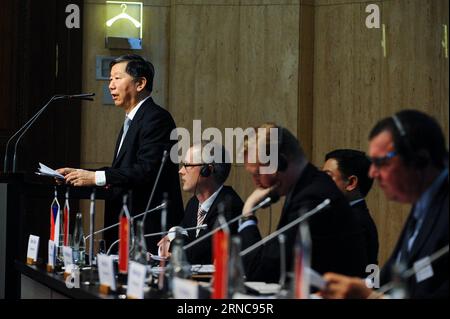 (160329) -- PRAGUE, le 29 mars 2016 -- Shang Fulin (1e L), président de la Commission chinoise de réglementation bancaire (CBRC), prononce un discours lors du Forum de coopération financière sino-tchèque dans le cadre de l'Initiative ceinture et route à Prague, République tchèque, le 29 mars 2016.) RÉPUBLIQUE TCHÈQUE-PRAGUE-CHINE-COOPÉRATION FINANCIÈRE FORUM QianxYi PUBLICATIONxNOTxINxCHN Prague Mars 29 2016 Shang Fulin 1st l Président de la Commission chinoise de réglementation bancaire CBRC prononce un discours lors du Forum chinois de coopération financière tchèque dans le cadre de l'Initiative ceinture et route à Prague la République tchèque Mars 29 2016 Czec Banque D'Images