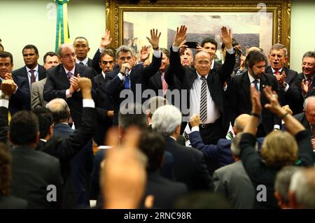 (160329) -- BRASILIA, 29 mars 2016 -- le sénateur brésilien Romero Juca (C), le président de la Chambre des députés du Brésil Eduardo Cunha (4e-L-Up) et l'ancienne ministre brésilienne de l'aéronautique civile brésilienne Eliseu Padilha (4e-R-Up) ont réagi lors d'une réunion de la direction nationale du Parti du mouvement démocratique brésilien (PMBD) à Brasilia, capitale du Brésil, le 29 mars 2016. Le PMDB, dirigé par le vice-président Michel Temer, a annoncé mardi sa décision de quitter le gouvernement de la présidente Dilma Rousseff, la privant d'un allié majeur de la coalition, a rapporté la presse brésilienne. AGENCIA ESTADO) (jp) (sp) BRAZI Banque D'Images