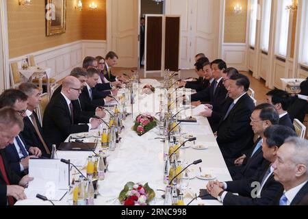 (160329) -- PRAGUE, March 29, 2016 -- Chinese President Xi Jinping (5th R) meets with Czech Prime Minister Bohuslav Sobotka (4th L) in Prague, the Czech Republic, March 29, 2016. ) (mp) CZECH REPUBLIC-CHINA-XI JINPING-BOHUSLAV SOBOTKA-MEETING JuxPeng PUBLICATIONxNOTxINxCHN   Prague March 29 2016 Chinese President Xi Jinping 5th r Meets With Czech Prime Ministers Bohuslav Sobotka 4th l in Prague The Czech Republic March 29 2016 MP Czech Republic China Xi Jinping Bohuslav Sobotka Meeting JuxPeng PUBLICATIONxNOTxINxCHN Banque D'Images