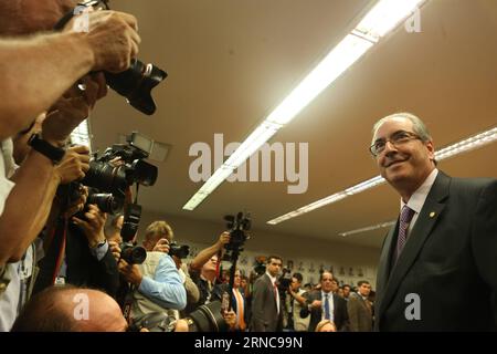 (160329) -- BRASILIA, le 29 mars 2016 -- le président de la Chambre des députés du Brésil Eduardo Cunha (R) a réagi lors d'une réunion de la direction nationale du Parti du mouvement démocratique brésilien (PMBD) à Brasilia, capitale du Brésil, le 29 mars 2016. Le PMDB, dirigé par le vice-président Michel Temer, a annoncé mardi sa décision de quitter le gouvernement de la présidente Dilma Rousseff, la privant d'un allié majeur de la coalition, a rapporté la presse brésilienne. AGENCIA ESTADO) (jp) (sp) BRAZIL OUT BRASILIA-POLITICS-PMDB e AE PUBLICATIONxNOTxINxCHN Brasilia Mars 29 2016 Président de la Chambre des députés du Brésil Ed Banque D'Images