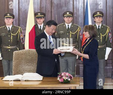 (160329) -- PRAGUE, le 29 mars 2016 -- le président chinois Xi Jinping (à gauche, devant) reçoit une clé de la ville lors d'une rencontre avec la maire de Prague Adriana Krnacova (à droite, devant) à Prague, en République tchèque, le 29 mars 2016. (mp) RÉPUBLIQUE TCHÈQUE-CHINE-XI JINPING-PRAGUE MAYOR-KEY TO THE CITY WangxYe PUBLICATIONxNOTxINxCHN Prague Mars 29 2016 le président chinois Xi Jinping l Front reçoit une clé de la ville lors d'une rencontre avec la mairesse de Prague Adriana Krnacova r Front à Prague République tchèque Mars 29 2016 MP République tchèque Chine Xi Jinping Prague maire clé de la ville WangXYe PUBLICATIONxNOTxINxCHN Banque D'Images