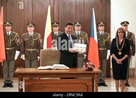 (160329) -- PRAGUE, le 29 mars 2016 -- le président chinois Xi Jinping (à gauche, devant) reçoit une clé de la ville lors d'une rencontre avec la maire de Prague Adriana Krnacova (à droite, devant) à Prague, en République tchèque, le 29 mars 2016. (mp) RÉPUBLIQUE TCHÈQUE-CHINE-XI JINPING-PRAGUE MAYOR-KEY TO THE CITY PangxXinglei PUBLICATIONxNOTxINxCHN Prague Mars 29 2016 le président chinois Xi Jinping l Front reçoit une clé de la ville lors d'une rencontre avec la mairesse de Prague Adriana Krnacova r Front à Prague République tchèque Mars 29 2016 MP République tchèque Chine Xi Jinping Prague maire clé de la ville PangxXinglei PUBLICATIONxNOTxINxC Banque D'Images