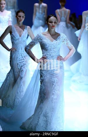 (160330) -- PÉKIN, 30 mars 2016 -- des mannequins présentent des robes de mariée conçues par Wei Qiying lors d'un défilé de mode de Jusere Wedding Dress Collection à la China Fashion week à Pékin, capitale de la Chine, le 30 mars 2016. )(MCG) CHINA-BEIJING-FASHION WEEK-JUSERE ROBE DE MARIÉE (CN) LixMingfang PUBLICATIONxNOTxINxCHN Beijing Mars 30 2016 modèles présentent robes de mariée conçues par Wei lors d'un défilé de mode de LA collection de robes de mariée À LA semaine de LA mode de la Chine à Beijing capitale de la Chine Mars 30 2016 mcg Chine Beijing Fashion week robe de mariée CN LixMingfang PUBLICATIONxNOTxINxINxINxCHN Banque D'Images