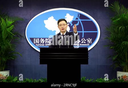 (160330) -- PÉKIN, le 30 mars 2016 -- un Fengshan, porte-parole du Bureau des affaires taïwanaises du Conseil d'État, s'adresse à un journaliste lors d'une conférence de presse régulière à Pékin, capitale de la Chine, le 30 mars 2016. La Chine continentale s'oppose à toute tentative de saper le fondement des négociations à travers le détroit ou l'imposition de barrières artificielles au processus connexe et au développement des relations à travers le détroit, a déclaré an Fengshan.) (MCG) CONSEIL D'ÉTAT CHINE-PÉKIN-TAIWAN AFFAIRES OFFICE-CONFÉRENCE DE PRESSE RÉGULIÈRE (CN) PanxXu PUBLICATIONxNOTxINxCHN Beijing Mars 30 2016 au porte-parole de Fengshan Fengshan Banque D'Images