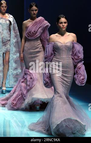 (160330) -- PÉKIN, 30 mars 2016 -- des mannequins présentent des robes de mariée conçues par Wei Qiying lors d'un défilé de mode de Jusere Wedding Dress Collection à la China Fashion week à Pékin, capitale de la Chine, le 30 mars 2016. )(MCG) CHINA-BEIJING-FASHION WEEK-JUSERE ROBE DE MARIÉE (CN) LixMingfang PUBLICATIONxNOTxINxCHN Beijing Mars 30 2016 modèles présentent robes de mariée conçues par Wei lors d'un défilé de mode de LA collection de robes de mariée À LA semaine de LA mode de la Chine à Beijing capitale de la Chine Mars 30 2016 mcg Chine Beijing Fashion week robe de mariée CN LixMingfang PUBLICATIONxNOTxINxINxINxCHN Banque D'Images