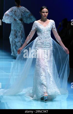 (160330) -- PÉKIN, 30 mars 2016 -- Un mannequin présente une robe de mariée conçue par Wei Qiying lors d'un défilé de mode de Jusere Wedding Dress Collection à la China Fashion week à Pékin, capitale de la Chine, le 30 mars 2016. ) (MCG) CHINE-BEIJING-FASHION WEEK-JUSERE ROBE DE MARIÉE (CN) LixMingfang PUBLICATIONxNOTxINxCHN Beijing Mars 30 2016 un modèle présente robe de mariée conçu par Wei lors d'un défilé de mode de collection de robe de mariée À LA semaine de LA mode de la Chine à Beijing capitale de la Chine Mars 30 2016 mcg Chine Beijing Fashion week robe de mariée CN LixMingfang PUBLICATIONxNOTxINxINxINxCHN Banque D'Images