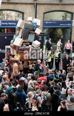 Gare de Kings Cross, Londres, Royaume-Uni. 1 septembre 2023. Les fans de Harry Potter se rassemblent pour attraper le Poudlard Express et retourner à l'école pour le nouveau trimestre lors de l'événement annuel « Retour à Poudlard ». Credit Mark Lear / Alamy Live News Banque D'Images