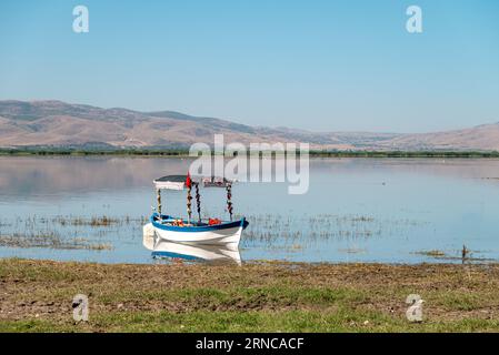 Bateaux d'excursion décorés dans le lac Isikli à Civril, Denizli Banque D'Images