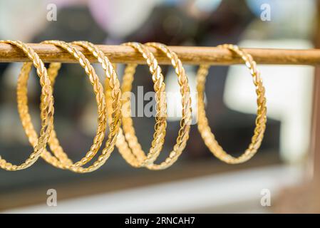Bracelet torsadé en or turc 24k (24 carat) aligné au magasin d'or Banque D'Images