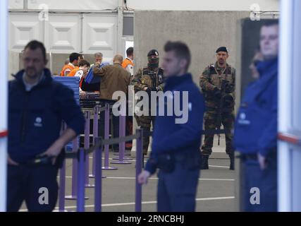 (160403) -- BRUXELLES, le 3 avril 2016 -- les passagers passent un contrôle de sécurité dans une tente temporaire en état d'alerte élevée à l'aéroport international de Zaventem à Bruxelles, Belgique, le 3 avril 2016. L'aéroport a rouvert dimanche avec seulement trois vols dans la zone Schengen, prévoyant être de retour à 20 pour cent de la capacité d'ici lundi.) BELGIQUE-BRUXELLES-ZAVENTEM-AIRPORT-ROUVRIR YexPingfan PUBLICATIONxNOTxINxCHN Bruxelles avril 3 2016 passagers Passeport par contrôle de sécurité dans une tente temporaire sous haute alerte À l'aéroport international de Zaventem à Bruxelles Belgique avril 3 2016 l'aéroport a rouvert ses portes dimanche Banque D'Images