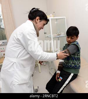 (160404) -- HAUT-KARABAKH, 3 avril 2016 -- un enfant blessé reçoit un traitement médical dans un hôpital du district de Terter en Azerbaïdjan, à la frontière de la région du Haut-Karabakh, le 3 avril 2016. L'Azerbaïdjan a suspendu unilatéralement toutes les opérations militaires et les mesures de réponse dans la région du Haut-Karabakh contestée en hauteur avec l'Arménie, a déclaré dimanche le ministère azerbaïdjanais de la Défense. (djj) AZERBAÏDJAN-RÉGION DU HAUT-KARABAKH-CESSEZ-LE-FEU TofikxBabayev PUBLICATIONxNOTxINxCHN Haut-Karabakh avril 3 2016 à un enfant blessé reçoit un traitement médical DANS un hôpital du district sud d'Azerbaïdjan borde Ring N Banque D'Images