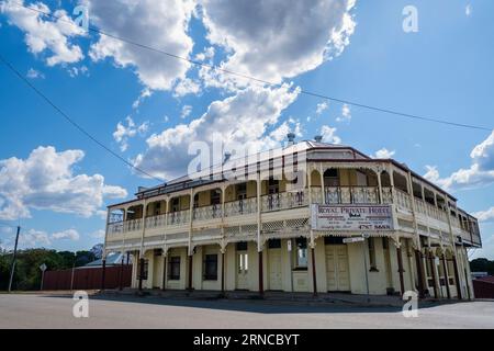 Pub australien traditionnel avec balcons en fer à dentelle - The Royal Private Hotel, Charters Towers, Queensland, Australie Banque D'Images