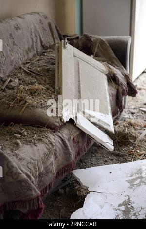 (160404) -- HAUT-KARABAKH, avril 4,2016 -- une photo prise le 4 avril 2016 montre une maison endommagée lors de récents conflits dans le village azerbaïdjanais de Garagoyunlu, à la frontière de la région du Haut-Karabakh. Le ministère azerbaïdjanais de la Défense a déclaré dimanche dans un communiqué que les opérations militaires en certains endroits le long de la ligne de contact dans la région du Haut-KARABAKH ont repris.)(dh) AZERBAÏDJAN-RÉGION DU HAUT-KARABAKH-CONFLIT TofikxBabayev PUBLICATIONxNOTxINxCHN Haut-Karabakh avril 4 2016 une photo prise le 4 2016 avril montre une maison endommagée lors de récents conflits en Azerbaïdjan S. village borde Ring Nagorno Karabakh Regio Banque D'Images