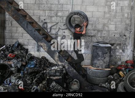 (160405) -- GAZA, 5 avril 2016 -- Mohammed Gazal, un garçon palestinien de 12 ans, qui travaille comme mécanicien pour aider son père à subvenir aux besoins de sa famille, est vu dans un garage de la ville de Gaza le 5 avril 2016. De nombreux jeunes garçons palestiniens essaient de gagner leur vie et de subvenir aux besoins de leur famille. MIDEAST-GAZA-ENFANT PALESTINIEN WissamxNassar PUBLICATIONxNOTxINxCHN Gaza avril 5 2016 Boy PALESTINIEN Mohammed 12 qui travaille comme mécanicien pour aider son père à soutenir leur famille EST Lakes DANS un garage dans la ville de Gaza LE 5 2016 avril DE NOMBREUX jeunes garçons PALESTINIENS essaient de gagner leur vie et de soutenir leur famille Mideast Gaza EST PÂLE Banque D'Images