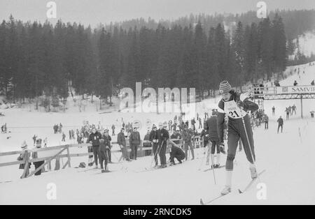 Actuel 11 - 3 - 1974 : HolmenkollenJuha Mieto a remporté les 15 km et 5 miles l'année dernière. Cette année, il a reçu la médaille Holmenkoll après une victoire nette au 15 km et une médaille de bronze au 5 miles. Le 5-mil a été remporté par Magne Myrmo. Berit Mørdre Lammedal a remporté le 5 km féminin Il s'agit de la première victoire féminine norvégienne de l'histoire de Kollen. Photo : Ivar Aaserud / Aktuell / NTB ***PHOTO NON TRAITÉE*** ce texte a été traduit automatiquement! Banque D'Images