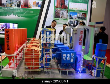 (160406) -- BEIJING, 6 avril 2016 -- les visiteurs découvrent le système intégré de chauffage urbain à haut rendement et à faibles émissions lors de la huitième exposition de l'industrie chinoise à faible émission de carbone qui s'est tenue à Beijing, en Chine, le 6 avril 2016. L'événement de 3 jours a attiré près d'un millier d'entreprises et quelque 5000 produits dotés de nouvelles technologies, en mettant l'accent sur l'industrie à faible émission de carbone. (Zhs) CHINA-BEIJING-EXHIBITION-LOW CARBON (CN) PanxXu PUBLICATIONxNOTxINxCHN Beijing avril 6 2016 les visiteurs découvrent le système intégré de chauffage urbain À haute efficacité et à faible émission LORS de la huitième exposition de l'industrie à faible émission de carbone en Chine Hero i. Banque D'Images