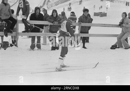 Actuel 11 - 3 - 1974 : HolmenkollenJuha Mieto a remporté les 15 km et 5 miles l'année dernière. Cette année, il a reçu la médaille Holmenkoll après une victoire nette au 15 km et une médaille de bronze au 5 miles. Le 5-mil a été remporté par Magne Myrmo. Berit Mørdre Lammedal a remporté le 5 km féminin Il s'agit de la première victoire féminine norvégienne de l'histoire de Kollen. Photo : Ivar Aaserud / Aktuell / NTB ***PHOTO NON TRAITÉE*** ce texte a été traduit automatiquement! Banque D'Images