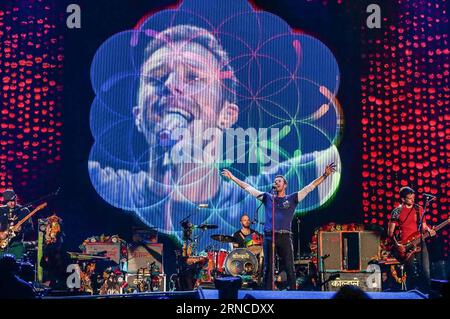 (160406) -- LIMA, le 6 avril 2016 -- le groupe de rock britannique Coldplay se produit lors d'un concert au National Stadium, à Lima, au Pérou, les premières heures du 6 avril 2016. Coldplay a joué à Lima dans le cadre de la tournée A Head Full of Dreams. ANDINA) (ce) PERU-LIMA-MUSIC-COLDPLAY e ANDINA PUBLICATIONxNOTxINxCHN 160406 Lima avril 6 2016 British Rock Tie Coldplay se produit lors d'un concert À la scène nationale à Lima Pérou aux premières heures d'avril 6 2016 Coldplay a joué à Lima dans le cadre de la tournée a Head Full of Dreams Andina ce Pérou Lima musique Coldplay e Andina PUBLICATIONxNOTxINxCHN Banque D'Images