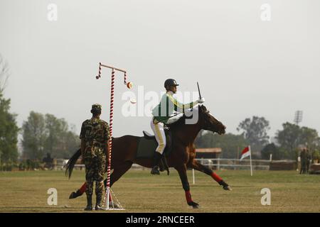 (160407) -- KATMANDOU, le 7 avril 2016 -- Un soldat népalais pratique l'équitation lors des célébrations de Ghode Jatra à Katmandou, au Népal, le 7 avril 2016. L'armée népalaise organise habituellement des courses de chevaux, des spectacles d'acrobatie et d'autres activités pour marquer le traditionnel Ghode Jatra, ou festival de courses de chevaux.) NEPAL-KATHMANDU-FESTIVAL-GHODE JATRA PratapxThapa PUBLICATIONxNOTxINxCHN 160407 Katmandou avril 7 2016 un soldat népalais exécute DES COMPÉTENCES d'équitation pendant les célébrations de Ghode Jatra à Katmandou Népal avril 7 2016 l'Armée S du Népal organise habituellement des courses de chevaux Acrobatics Performanc Banque D'Images