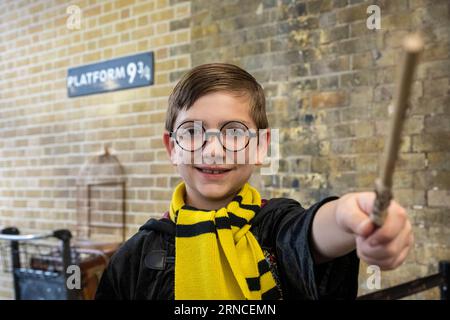 Londres, Royaume-Uni. 1 septembre 2023. Fan de Harry Potter Declan, 9 ans de New York, à Back to Poudlard, la célébration annuelle de tout Harry Potter, inviter les fans de Harry Potter à marquer le moment où le train Poudlard Express part du quai 9 ¾ à la station King’s Cross à 11h du matin pour le début de la session scolaire de Poudlard. (Permission donnée) crédit : Stephen Chung / Alamy Live News Banque D'Images