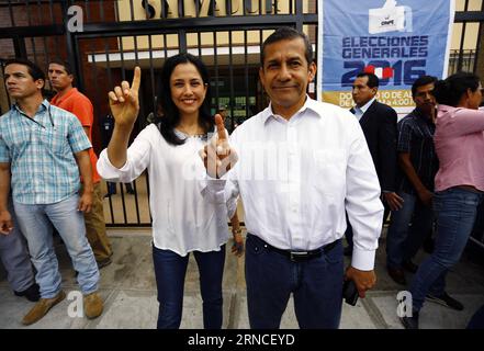 (160410) -- LIMA, le 10 avril 2016 -- image fournie par la présidence péruvienne montre le président péruvien Ollanta Humala (à droite, devant) et la première dame Nadine Heredia (à gauche, devant) réagissant après avoir déposé leur bulletin de vote dans un bureau de vote du district de Santiago de Surco, province de Lima, Pérou, le 10 avril 2016. Les résultats définitifs de l élection présidentielle de dimanche au Pérou seront révélés lundi, a déclaré Mariano Cucho, chef du Bureau national des processus électoraux. Environ 23 millions de Péruviens, y compris ceux qui vivent à l étranger, sont éligibles pour voter pour le nouveau président du pays, le vice-président et le Congrès 130 Banque D'Images