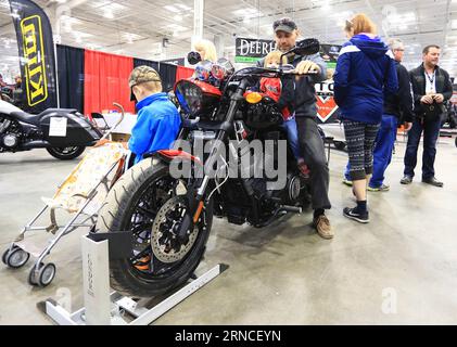 (160410) -- TORONTO, le 10 avril 2016 -- Un homme et sa fille roulent sur une motocyclette pendant le Toronto International Motorcycle Springshow 2016 au Centre International de Toronto, Canada, le 10 avril 2016.) CANADA-TORONTO-INTERNATIONAL MOTOCYCLETTE SPRINGSHOW ZouxZheng PUBLICATIONxNOTxINxCHN 160410 Toronto avril 10 2016 un homme et sa fille roulent SUR une motocyclette pendant la moto internationale de Toronto 2016 AU Centre international de Toronto Canada avril 10 2016 Canada Toronto motocyclette internationale ZouxZheng PUBLICATIONxNOTxINxCHN Banque D'Images