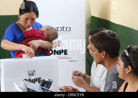 (160410) -- LIMA, April 10, 2016 -- A woman casts her ballot in a polling station at San Isidro District, Lima province, Peru, on April 10, 2016. The final results of Sunday s presidential election in Peru will be revealed on Monday, said Mariano Cucho, head of the National Office for Electoral Processes. Around 23 million Peruvians, including those living abroad, are eligible to vote for the country s new president, vice president and 130 congressmen. Oscar Farje Gomero/ANDINA) (vf) (ah) PERU-LIMA-POLITICS-ELECTIONS e ANDINA PUBLICATIONxNOTxINxCHN   160410 Lima April 10 2016 a Woman casts her Banque D'Images