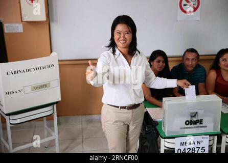 (160410) -- LIMA, le 10 avril 2016 -- la candidate à la présidence Keiko Fujimori(L) du parti Fuerza Popular (FP) du Pérou a déposé son bulletin de vote dans un bureau de vote du district de Santiago de Surco, province de Lima, Pérou, le 10 avril 2016. Les résultats définitifs de l élection présidentielle de dimanche au Pérou seront révélés lundi, a déclaré Mariano Cucho, chef du Bureau national des processus électoraux. Environ 23 millions de Péruviens, y compris ceux qui vivent à l étranger, sont éligibles pour voter pour le nouveau président du pays, le vice-président et les 130 membres du Congrès.) (jp) (fnc) PÉROU-LIMA-POLITICS-ELECTIONS CarlosxLezama/ANDINA BLI Banque D'Images
