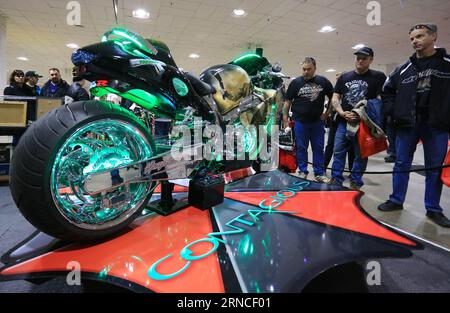 (160410) -- TORONTO, le 10 avril 2016 -- les visiteurs regardent une motocyclette syntonisée pendant le Toronto International Motorcycle Springshow 2016 au Centre International de Toronto, Canada, le 10 avril 2016.) CANADA-TORONTO-INTERNATIONAL MOTOCYCLETTE SPRINGSHOW ZouxZheng PUBLICATIONxNOTxINxCHN 160410 Toronto avril 10 2016 visiteurs Regardez une motocyclette réglée pendant la moto internationale de Toronto 2016 AU Centre international de Toronto Canada avril 10 2016 Canada Toronto motocyclette internationale ZouxZheng PUBLICATIONxNOTxINxCHN Banque D'Images