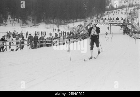 Actuel 11 - 3 - 1974 : HolmenkollenJuha Mieto a remporté les 15 km et 5 miles l'année dernière. Cette année, il a reçu la médaille Holmenkoll après une victoire nette au 15 km et une médaille de bronze au 5 miles. Le 5-mil a été remporté par Magne Myrmo. Berit Mørdre Lammedal a remporté le 5 km féminin Il s'agit de la première victoire féminine norvégienne de l'histoire de Kollen. Photo : Ivar Aaserud / Aktuell / NTB ***PHOTO NON TRAITÉE*** ce texte a été traduit automatiquement! Banque D'Images