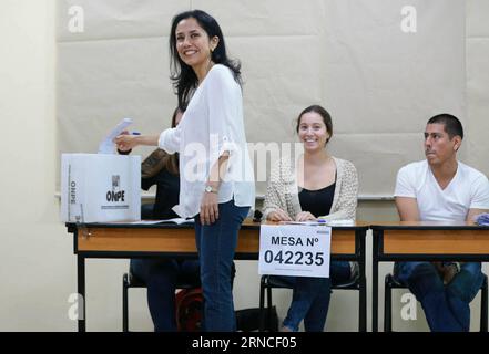 (160410) -- LIMA, le 10 avril 2016 -- image fournie par la présidence péruvienne montre la première dame péruvienne Nadine Heredia (devant) qui a voté dans un bureau de vote du district de Santiago de Surco, province de Lima, Pérou, le 10 avril 2016. Les résultats définitifs de l élection présidentielle de dimanche au Pérou seront révélés lundi, a déclaré Mariano Cucho, chef du Bureau national des processus électoraux. Environ 23 millions de Péruviens, y compris ceux qui vivent à l étranger, sont éligibles pour voter pour le nouveau président du pays, le vice-président et les 130 membres du Congrès.Présidence du Pérou) (jp) (fnc) PÉROU-LIMA-POLITICS-ELECTIONS Banque D'Images