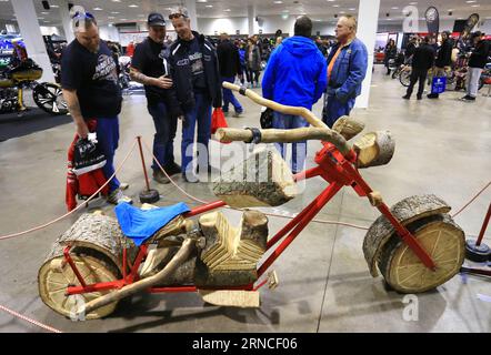 (160410) -- TORONTO, le 10 avril 2016 -- les visiteurs regardent une motocyclette artisanale en bois au cours du Toronto International Motorcycle Springshow 2016 au Centre International de Toronto, Canada, le 10 avril 2016.) CANADA-TORONTO-INTERNATIONAL MOTOCYCLETTE SPRINGSHOW ZouxZheng PUBLICATIONxNOTxINxCHN 160410 Toronto avril 10 2016 les visiteurs regardent une motocyclette artisanale en bois pendant la moto internationale de Toronto 2016 AU Centre international de Toronto Canada avril 10 2016 Canada Toronto motocyclette internationale ZouxZheng PUBLICATIONxNOTxINxCHN Banque D'Images