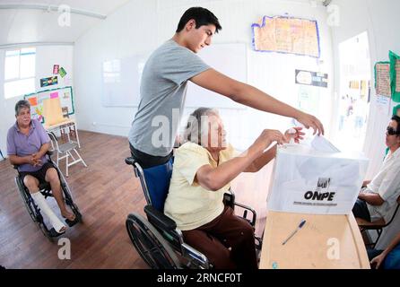 (160410) -- LIMA, April 10, 2016 -- A woman with disability casts her ballot in a polling station at San Juan de Lurigancho District, Lima province, Peru, on April 10, 2016. The final results of Sunday s presidential election in Peru will be revealed on Monday, said Mariano Cucho, head of the National Office for Electoral Processes. Around 23 million Peruvians, including those living abroad, are eligible to vote for the country s new president, vice president and 130 congressmen. Carlos Lezama/ANDINA) (vf) (ah) PERU-LIMA-POLITICS-ELECTIONS e ANDINA PUBLICATIONxNOTxINxCHN   160410 Lima April 10 Banque D'Images