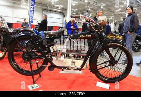 (160410) -- TORONTO, le 10 avril 2016 -- les visiteurs regardent une motocyclette danoise Nimbus fabriquée en 1926 lors du Toronto International Motorcycle Springshow 2016 au Centre international de Toronto, Canada, le 10 avril 2016.) CANADA-TORONTO-INTERNATIONAL MOTOCYCLETTE SPRINGSHOW ZouxZheng PUBLICATIONxNOTxINxCHN 160410 Toronto avril 10 2016 visiteurs observez une motocyclette danoise Nimbus fabriquée en 1926 lors de la moto internationale de Toronto 2016 AU Centre international de Toronto Canada avril 10 2016 Canada Toronto motocyclette internationale ZouxZheng PUBLICATIONxNOTxINxCHN Banque D'Images