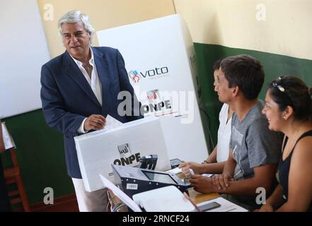(160410) -- LIMA, April 10, 2016 -- Presidential candidate Fernando Olivera (L) for the Independent Moralizing Front casts his ballot in a polling station at San Isidro District, Lima province, Peru, on April 10, 2016. The final results of Sunday s presidential election in Peru will be revealed on Monday, said Mariano Cucho, head of the National Office for Electoral Processes. Around 23 million Peruvians, including those living abroad, are eligible to vote for the country s new president, vice president and 130 congressmen. Oscar Farje Gomero/ANDINA) (vf) (ah) PERU-LIMA-POLITICS-ELECTIONS e AN Banque D'Images