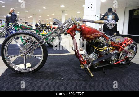 (160410) -- TORONTO, le 10 avril 2016 -- Un visiteur prend une photo d'une motocyclette syntonisée avec son téléphone intelligent lors du Toronto International Motorcycle Springshow 2016 au Centre International de Toronto, Canada, le 10 avril 2016. ) CANADA-TORONTO-INTERNATIONAL MOTOCYCLETTE SPRINGSHOW ZouxZheng PUBLICATIONxNOTxINxCHN 160410 Toronto avril 10 2016 un visiteur prend une photo d'une motocyclette réglée avec son téléphone intelligent lors de la moto internationale de Toronto 2016 AU Centre international de Toronto Canada avril 10 2016 Canada Toronto motocyclette internationale ZouxZheng PUBLICATIONxNOTxINxCHN Banque D'Images