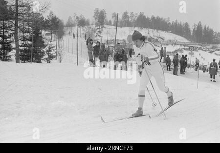 Actuel 11 - 3 - 1974 : HolmenkollenJuha Mieto a remporté les 15 km et 5 miles l'année dernière. Cette année, il a reçu la médaille Holmenkoll après une victoire nette au 15 km et une médaille de bronze au 5 miles. Le 5-mil a été remporté par Magne Myrmo. Berit Mørdre Lammedal a remporté le 5 km féminin Il s'agit de la première victoire féminine norvégienne de l'histoire de Kollen. Photo : Ivar Aaserud / Aktuell / NTB ***PHOTO NON TRAITÉE*** ce texte a été traduit automatiquement! Banque D'Images