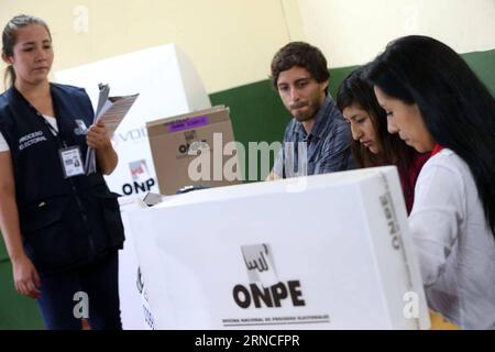 (160410) -- LIMA, April 10, 2016 -- Voting personnel perpare materials at a polling station in San Isidro District in Lima, Peru, on April 10, 2016. More than 5,000 polling stations and 77,000 polling booths opened at 8:00 on the election day in which around 23 million Peruvians started to vote for the country s new president, vice president and 130 congressmen. Oscar Farje Gomero/ANDINA) PERU-LIMA-POLITICS-ELECTIONS e ANDINA PUBLICATIONxNOTxINxCHN   160410 Lima April 10 2016 Voting Personnel perpare Material AT a Polling Station in San Isidro District in Lima Peru ON April 10 2016 More than 5 Banque D'Images