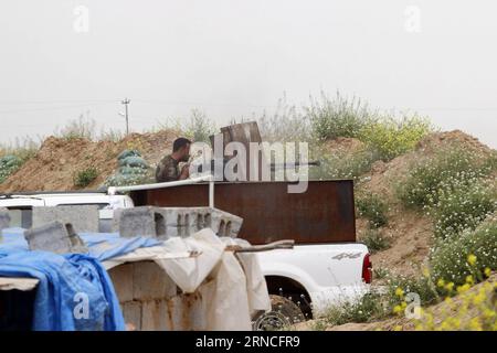 (160410) -- KIRKOUK, 10 avril 2016 -- des combattants de groupes paramilitaires chiites, connus sous le nom de Hashd Shaabi ou mobilisation populaire, lancent une nouvelle opération pour libérer le village de Bashir à 30 kilomètres au sud de la ville de Kirkouk, au nord de l'Irak, des militants de l'État islamique (EI) le 10 avril 2016. Au moins 10 combattants de Hashd Shaabi ont été tués et 50 autres blessés et des dizaines de militants des États islamiques (EI) ont également été tués dans les affrontements, a déclaré une source de sécurité à Xinhua. AKO Zangana) IRAK-KIRKOUK-NOUVELLE OPÉRATION Dawood PUBLICATIONxNOTxINxCHN 160410 Kirkouk avril 10 2016 combattants du groupe paramilitaire chiite Gro Banque D'Images
