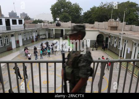 (160410) -- LIMA, le 10 avril 2016 -- Un soldat monte la garde dans un bureau de vote du district de San Isidro à Lima, Pérou, le 10 avril 2016. Plus de 5 000 bureaux de vote et 77 000 bureaux de vote ont été ouverts à 8:00 h le jour du scrutin, au cours duquel environ 23 millions de Péruviens ont commencé à voter pour le nouveau président, le vice-président et 130 députés du pays. Oscar Farje Gomero/ANDINA) PÉROU-LIMA-POLITICS-ELECTIONS e ANDINA PUBLICATIONxNOTxINxCHN 160410 Lima avril 10 2016 un soldat monte la garde DANS un bureau de vote du district de San Isidro à Lima Pérou LE 10 2016 avril plus de 5 000 bureaux de vote a Banque D'Images