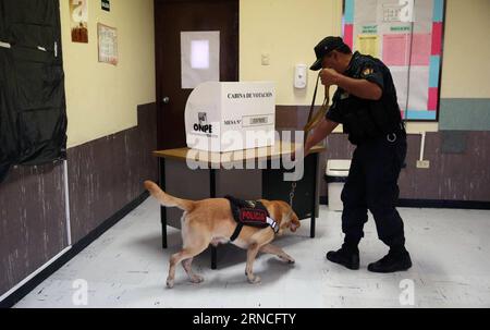 (160410) -- LIMA, le 10 avril 2016 -- un policier inspecte un bureau de vote avec un chien policier dans le district de Miraflores à Lima, au Pérou, le 10 avril 2016. Plus de 5 000 bureaux de vote et 77 000 bureaux de vote ont été ouverts à 8:00 h le jour du scrutin, au cours duquel environ 23 millions de Péruviens ont commencé à voter pour le nouveau président, le vice-président et 130 députés du pays. Oscar Farje Gomero/ANDINA) PÉROU-LIMA-POLITICS-ELECTIONS e ANDINA PUBLICATIONxNOTxINxCHN 160410 Lima avril 10 2016 un policier inspecte un bureau de vote avec un chien policier dans le district de Miraflores à Lima Pérou LE 10 2016 avril Banque D'Images