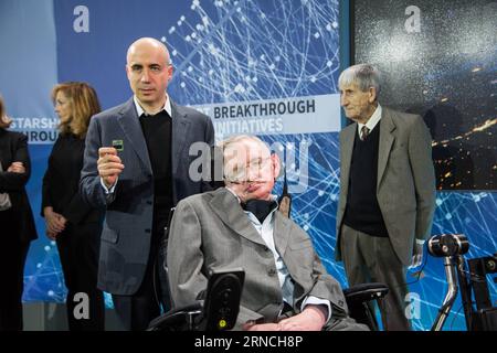 Stephen Hawking präsentiert neues Projekt Breakthrough Starshot (160412) -- NEW YORK, 12 avril 2016 -- l'astrophysicien Stephen Hawking (à droite, devant) pose avec le milliardaire russe Yuri Milner (à gauche, devant) lors de la conférence de presse du projet StarShot à l'Observatoire One World de New York, aux États-Unis, le 12 avril 2016. L'astrophysicien britannique Stephen Hawking a annoncé mardi qu'il faisait équipe avec le milliardaire russe Yuri Milner et un groupe de scientifiques pour un nouveau programme d'exploration spatiale Starshot, qui construira un minuscule vaisseau spatial appelé nanocraft capable d'atteindre le système stellaire Alpha Centauri Banque D'Images