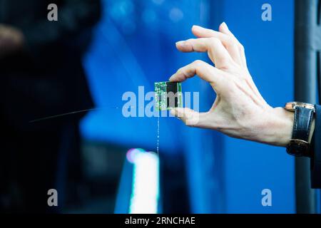 Stephen Hawking präsentiert neues Projekt Breakthrough Starshot (160412) -- NEW YORK, April 12, 2016 -- Photo taken on April 12, 2016 shows the StarChip at the StarShot project press conference at One World Observatory in New York, the United States. British astrophysicist Stephen Hawking announced here Tuesday he is teaming up with Russian billionaire Yuri Milner and a group of scientists for a new Starshot space exploration program, which will build tiny spacecraft called nanocraft capable of reaching the Alpha Centauri star system in approximately 20 years after launch. ) U.S.-NEW YORK- STE Stock Photo