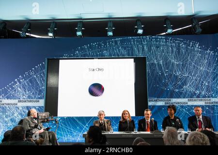 Stephen Hawking präsentiert neues Projekt Breakthrough Starshot 160412 -- NEW YORK, 12 avril 2016 -- une photo prise le 12 avril 2016 montre la conférence de presse du projet StarShot au One World Observatory à New York, aux États-Unis. Les participants sont de R à L : Pete Worden, ancien directeur du centre de recherche Ames de la NASA, Mae Jemison, astronaute de la NASA, AVI Loeb, physicien théoricien et producteur Ann Druyan, Freeman Dyson, physicien théoricien et mathématicien et Stephen Hawking, astrophysicien. L'astrophysicien britannique Stephen Hawking a annoncé mardi qu'il faisait équipe avec le milliardaire russe Banque D'Images