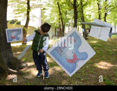 (160412) -- ZAGREB, 12 avril 2016 -- Un garçon choisit un livre accroché dans les arbres lors de la cérémonie d'ouverture du 9e Festival du livre pour enfants au parc Tresnjevka à Zagreb, capitale de la Croatie, le 12 avril 2016. L'événement choisir une histoire est organisé pour promouvoir l'habitude de lecture chez les enfants d'âge préscolaire. ) CROATIE-ZAGREB-CHILDREN S BOOK FESTIVAL MisoxLisanin PUBLICATIONxNOTxINxCHN 160412 Zagreb avril 12 2016 un garçon choisit un livre accroché dans les arbres lors de la cérémonie d'ouverture du 9e Festival du livre pour enfants S AU Parc Tresnjevka à Zagreb capitale de la Croatie avril 12 2016 Pick a Story Event EST organisé pour pro Banque D'Images