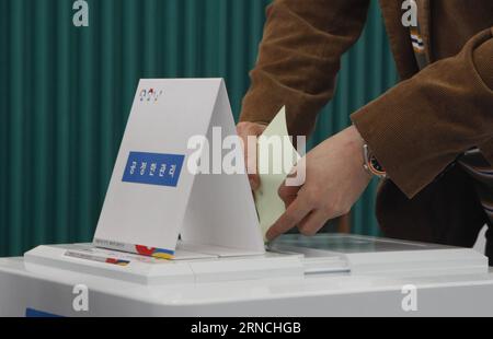 Wahlen in Südkorea (160413) -- SEOUL, April 13, 2016 -- A resident casts his ballot at a polling station in Seoul, South Korea, April 13, 2016. South Korea on Wednesday kicked off general election nationwide to elect 300 lawmakers to parliament, Seoul s election commission said. ) (djj) SOUTH KOREA-SEOUL-GENERAL ELECTION-KICK OFF YaoxQilin PUBLICATIONxNOTxINxCHN   Choose in South Korea 160413 Seoul April 13 2016 a Resident casts His Ballot AT a Polling Station in Seoul South Korea April 13 2016 South Korea ON Wednesday kicked off General ELECTION nation to elect 300 lawmakers to Parliament Seo Stock Photo