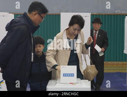 Wahlen in Südkorea (160413) -- SÉOUL, le 13 avril 2016 -- une résidente jette son bulletin de vote dans un bureau de vote de Séoul, Corée du Sud, le 13 avril 2016. La Corée du Sud a lancé mercredi les élections générales à l'échelle nationale pour élire 300 législateurs au Parlement, a déclaré la commission électorale de Séoul. (djj) CORÉE DU SUD-SÉOUL-COUP D'ENVOI DES ÉLECTIONS GÉNÉRALES YaoxQilin PUBLICATIONxNOTxINxCHN choisir en Corée du Sud 160413 Séoul avril 13 2016 une résidente jette son bulletin de vote DANS un bureau de vote à Séoul Corée du Sud avril 13 2016 la Corée du Sud a lancé mercredi la nation DES ÉLECTIONS générales pour élire 300 législateurs au Parlement Seo Banque D'Images