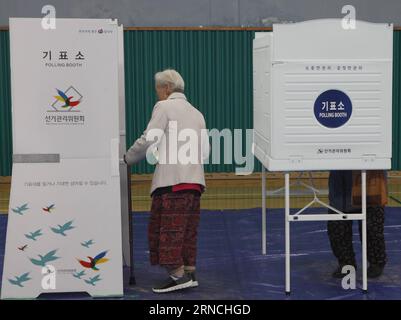 Wahlen in Südkorea (160413) -- SÉOUL, le 13 avril 2016 -- les électeurs ont voté dans un bureau de vote de Séoul, Corée du Sud, le 13 avril 2016. La Corée du Sud a lancé mercredi les élections générales à l'échelle nationale pour élire 300 législateurs au Parlement, a déclaré la commission électorale de Séoul. (djj) CORÉE DU SUD-SÉOUL-COUP D'ENVOI DES ÉLECTIONS GÉNÉRALES YaoxQilin PUBLICATIONxNOTxINxCHN choisir en Corée du Sud 160413 Séoul avril 13 2016 célébrités ont voté DANS un bureau de vote à Séoul Corée du Sud avril 13 2016 la Corée du Sud a lancé mercredi la nation DES ÉLECTIONS générales pour élire 300 législateurs au Parlement Séoul Banque D'Images